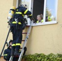 Пожарникари спасиха дете през терасата на заключен апартамент
