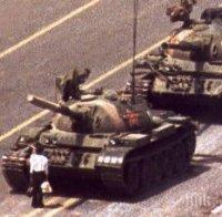 Почина фотографът, заснел мъжа срещу танка на 