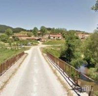 Камион падна от мост в река край Смолян