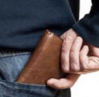 Опасно: Източват банковата карта, докато е в джоба