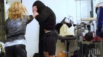 смело сърце плеймейтка наби крадец пищов снимка