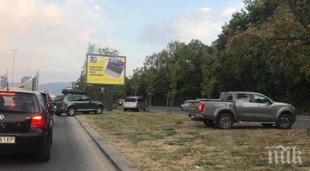 вниманието кат шофьори брутално газят закона заобикалят задръстване зелени площи снимки