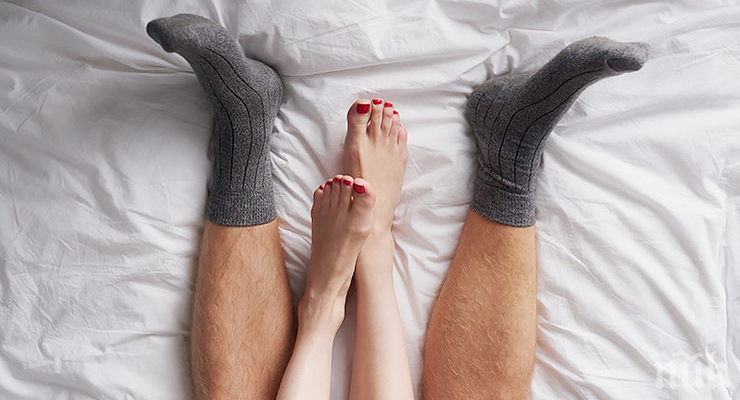 АКО ЩЕТЕ, ВЯРВАЙТЕ: Чорапите по време на секс улесняват оргазма