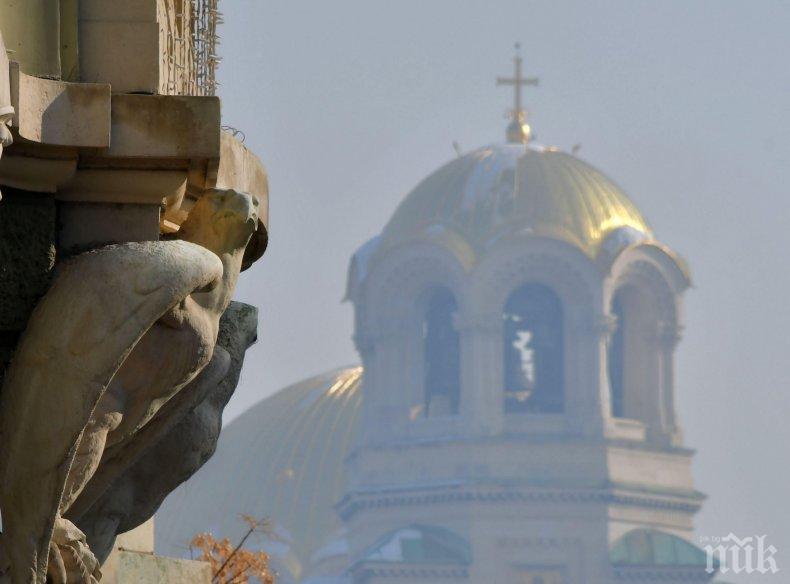 ЕКШЪН В ХРАМА: Пиян германец оскверни със спрей Св. Александър Невски