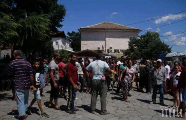 БРУТАЛНО: Роми млатят лекари и медсестри във Велико Търново