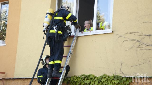 Пожарникари спасиха дете през терасата на заключен апартамент