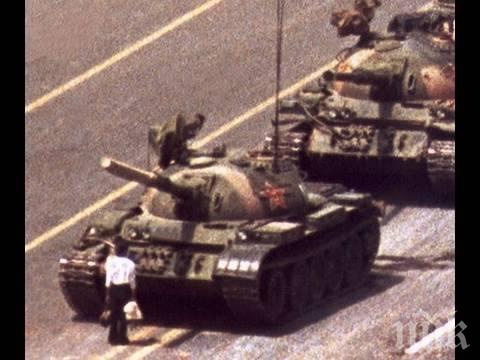 Почина фотографът, заснел мъжа срещу танка на Тянанмън