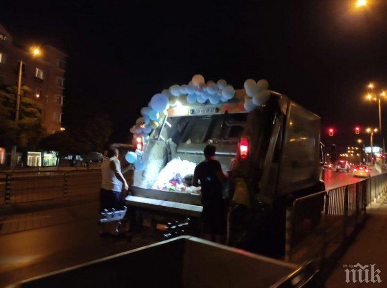 Сватбен боклучийки камион обиколи София