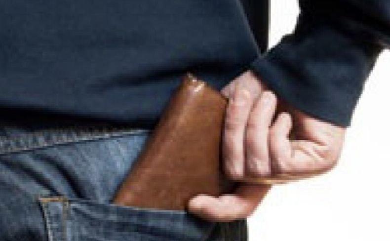 Опасно: Източват банковата карта, докато е в джоба