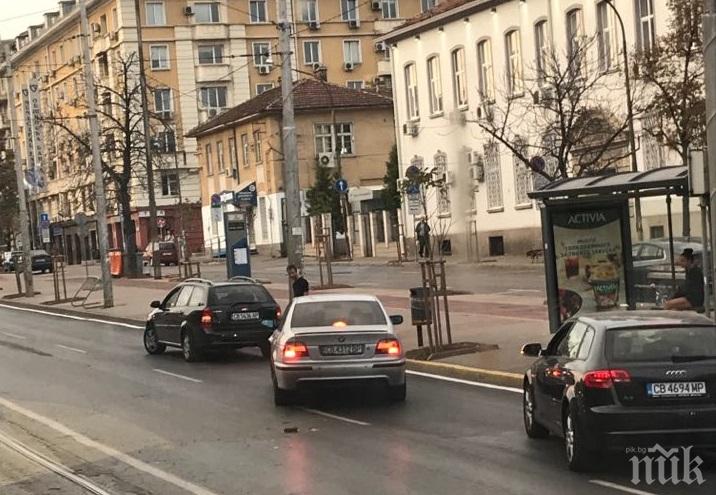 ПЪРВО В ПИК: БМВ нацели шевролет до Центъра за градска мобилност (СНИМКИ)