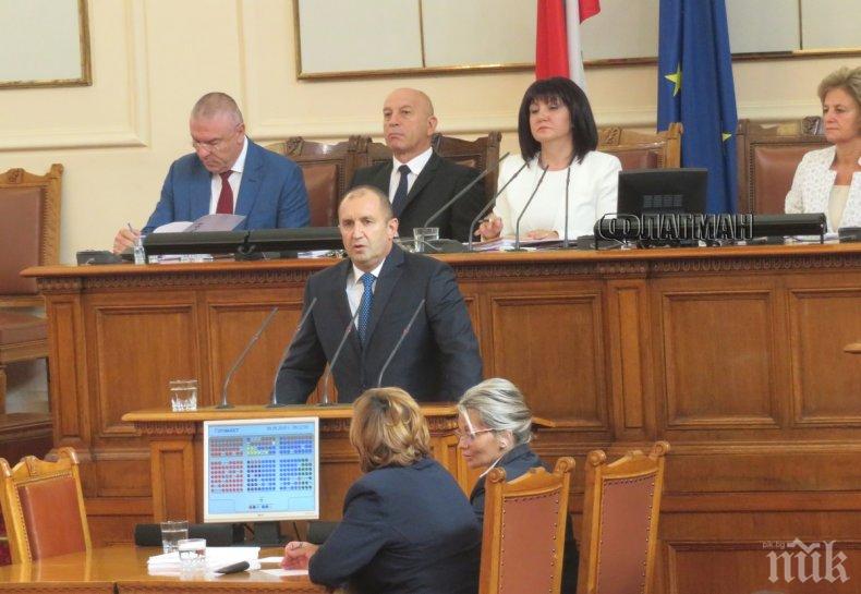 Александър Симов: Защо речта на Радев отново ядоса властта? Президентът е като кост, жестоко заседнала в гърлото на ГЕРБ Александър Симов: Защо речта на Радев отново ядоса властта? Президентът е като кост, жестоко заседнала в гърлото на ГЕРБ