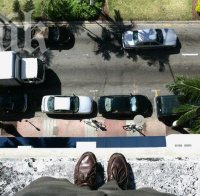 Младеж виси от деветия етаж и заплашва да скочи