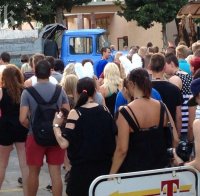 Само в ПИК! Екшън в Слънчев бряг! Камион с мутри нахлу в имот пред очите на стотици туристи (видео)