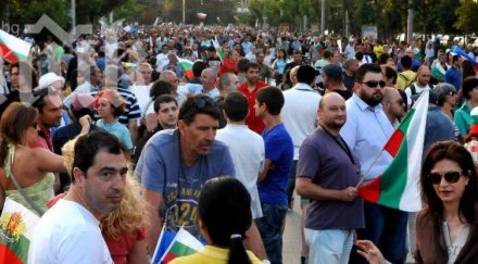 хиляди гневни протестиращи върнаха парламента
