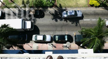 младеж виси деветия етаж заплашва скочи