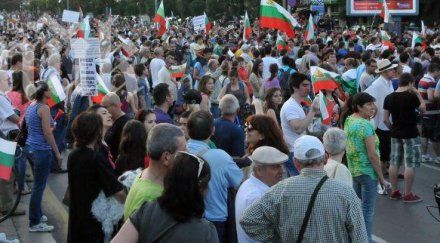 блокират жива верига парламента