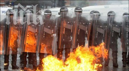 бомба гръмна демонстрация белфаст пострадали