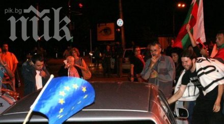 грозно протестиращи нападнаха автомобил посолството русия