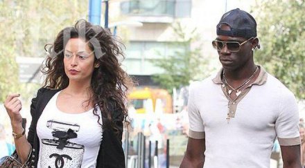 бившата любовница марио балотели съди родителите