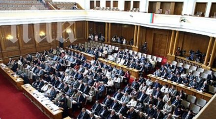 протестиращи освиркват депутатите влизане парламента