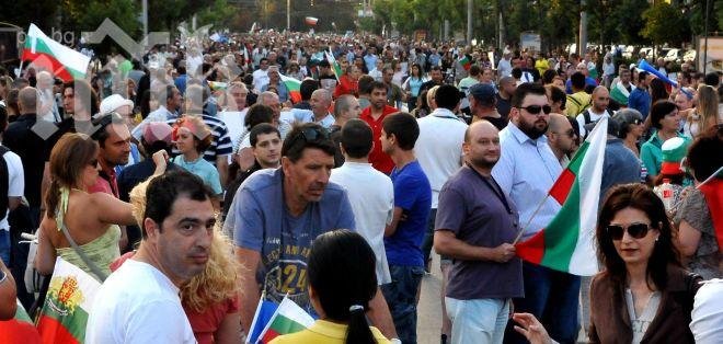 Хиляди гневни протестиращи се върнаха пред парламента