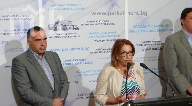 Депутатите изпаднаха в стрес от радикализиращия се протест