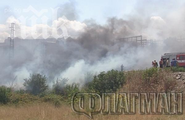 Пожарът, вилнял в бургаския квартал Меден рудник, е овладян