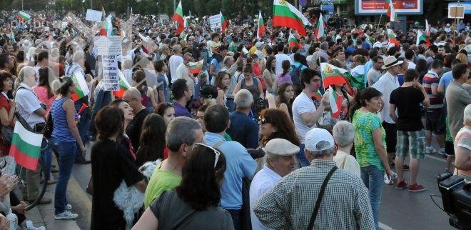 Блокират с жива верига парламента