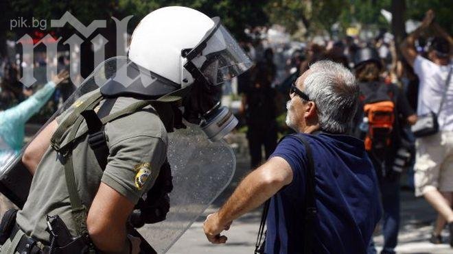Протестиращи шамаросаха гръцкия здравен министър

