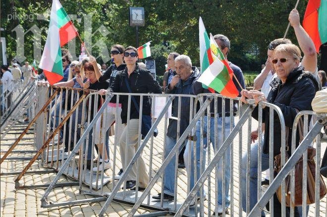 Полицията три пъти повече от протестиращите пред парламента