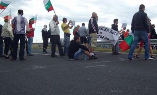 Орешарски в паника от блокада на магистрала Тракия