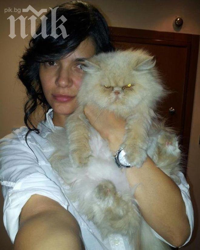 Ива Софиянска с котето си: Вкъщи е зверилник! (снимка)