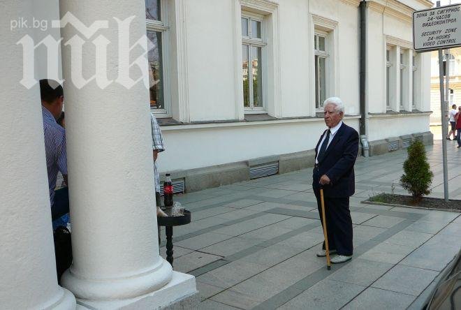 84-годишен бивш летец чака Орешарски с часове пред парламента (снимки)
