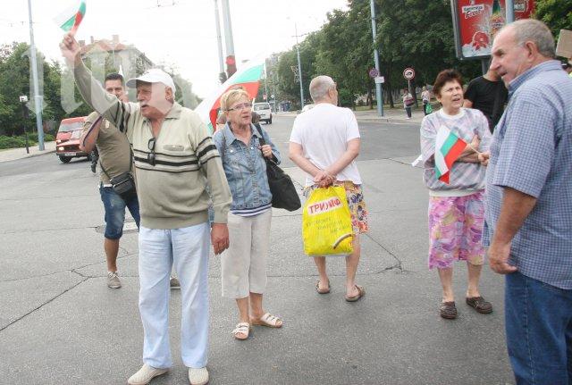 Пловдивчани блокираха Главната улица с жива верига