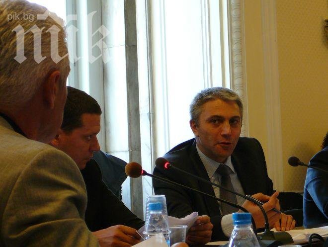 Депесар скри топката на Волен Сидеров (снимки)