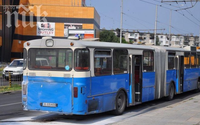 Автобус пламна в движение във Варна