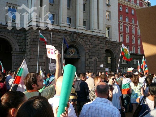Социолог: Протестиращите са масовка в челния сблъсък на два олигархични клана
