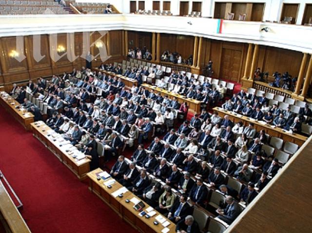 Протестиращи освиркват депутатите на влизане в парламента