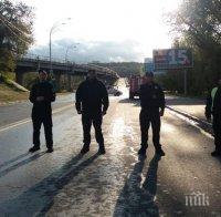ТЕРОР В КИЕВ: Мъж стреля на месо, заплаши да взриви мост (СНИМКИ/ВИДЕО)