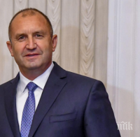 Не се посвени: Румен Радев посегна и на първия учебен ден, за да си прави реклама и нападна Борисов: Очевидно държавата се управлява чрез нечий телефон