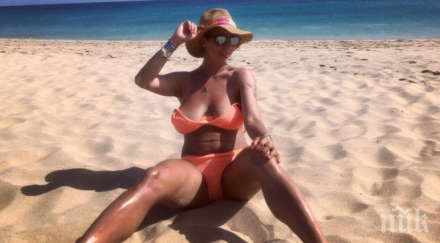 тризначката любов съблазнява плажа