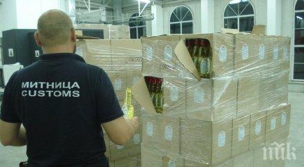 митничари заловиха стотици литри ракия маскирани препарат стъкло снимки