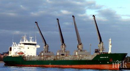 Пожар избухна на палубата на кораб при ремонт във Варна