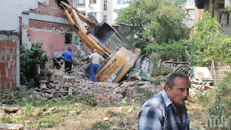 Строителна машина се вряза в сграда във врачанско село