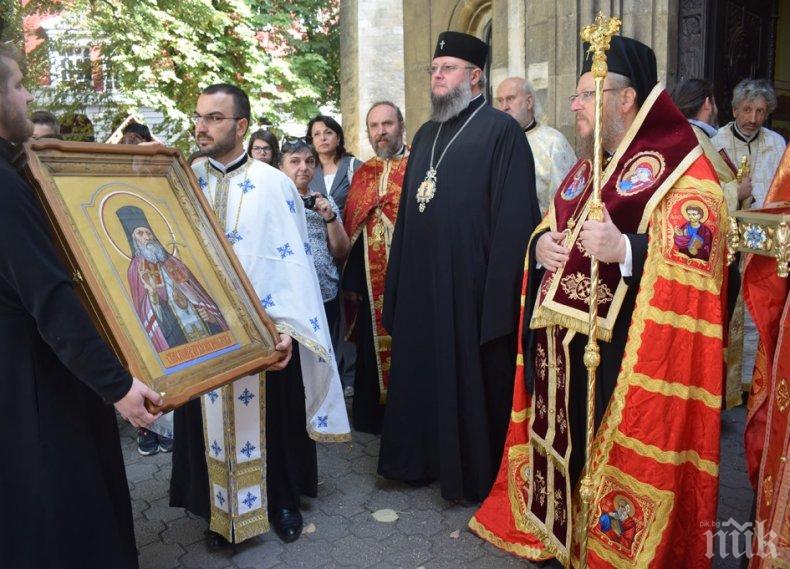 СВЕТИНИ: Русенска епархия получи в дар чудотворна икона и мощи на свети Лука Кримски