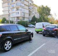 Четири коли се помляха във верижна катастрофа в София (СНИМКИ)
