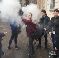 НОВА МОДА: Ученици си купуват електронни цигари, никой не им иска документ НОВА МОДА: Ученици си купуват електронни цигари, никой не им иска документ