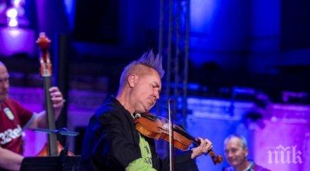 тепетата виртуозът найджъл кенеди свири тениска стенли астън вила