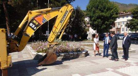 първа копка пеещ фонтан площада девин