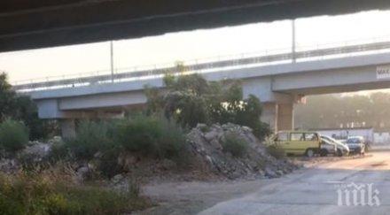 аспаруховият мост потъна боклуци